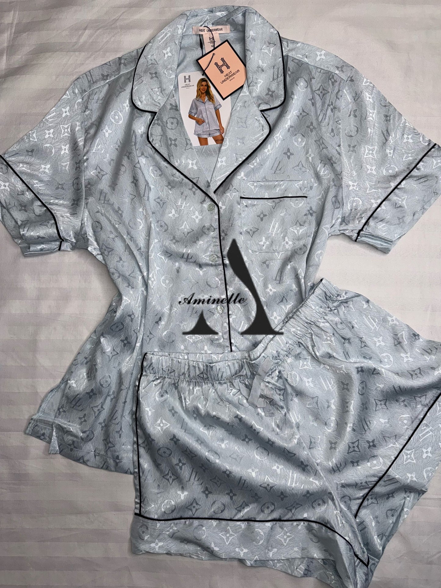 Pyjama short boutonné en satin "H"