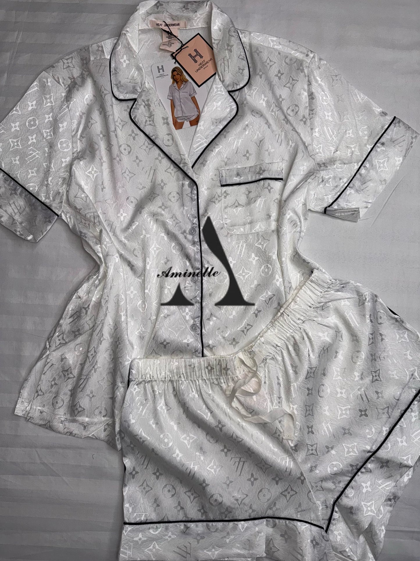 Pyjama short boutonné en satin "H"